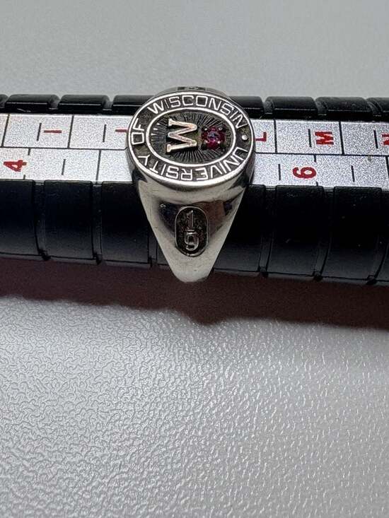 Vintage 1987 University of Wisconsin Class Ring, Herff Jones Ultrium, Size 5.5 - Picture 5 of 7